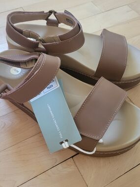 NWT Women’s Comfort Sandals in Tan - Revitalign Size 10